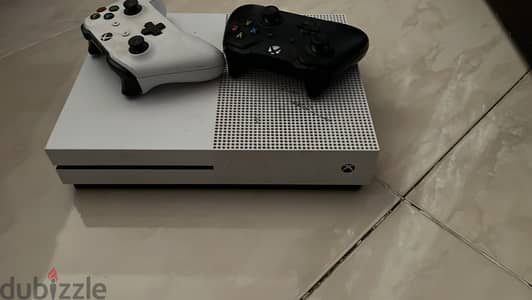 Xbox One S 500GB بحالة ممتازة مع كرتونته و2 ذراع أصلي