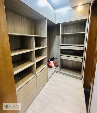 شقه مفروشه 163 متر للايجار في كمبوند هايد بارك في التجمع الخامس على شارع التسعين الجنوبي مباشرة، بالقرب من الجامعة الأمريكية