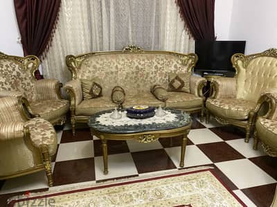سالون مدهب كنبه وأربع كراسي وطرابيزه