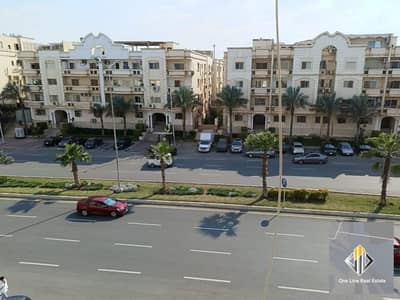 Apartment for rent, administrative, ground floor, located on Saudi main street in the housing gardens.