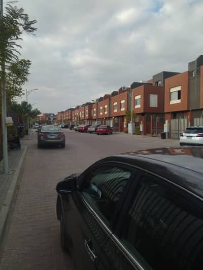 Townhouse for rent in Continental Residence Compound, Sheikh Zayed; includes kitchen and A/C units, featuring a prime location and a wonderful view.