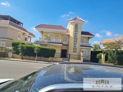 Villa for sale in Mayfair, super lux finishing, wide garden view, area ( 800sq )  Luxury Villa for Sale in Mayfair Compound, Shorouk City Overlooking