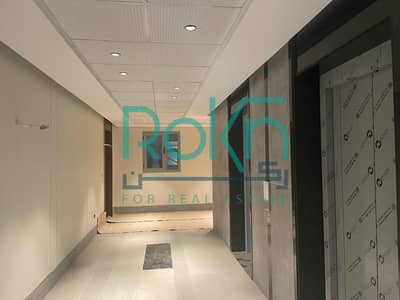 مكتب للايجار 500م متشطب فيو بلازا بسعر مميز فى Arkan Palm 205