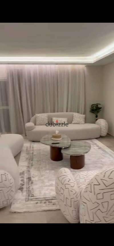 شقه مفروشه للايجار في كمبوند تيجان 2 بزهراء المعادي تشطيب فندقي