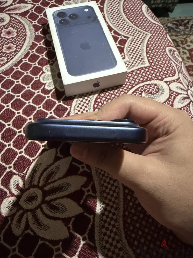 iPhone 17 Pro - Like New (Blue) 6