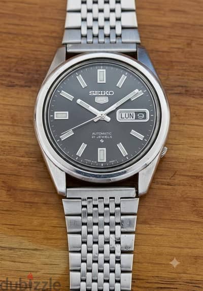 ساعة أوتوماتيكية من سيكو (Seiko)، وتحديداً عيار (Caliber) 7S26 الشهير