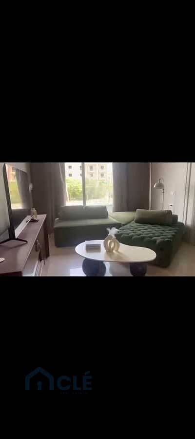 شقة فاخرة بحديقة و باطلالة مميزة مفروشة فرش فندقي باجدد الفرش و احدث الاجهزة للايجار باحد ارقى كمبوندات التجمع في كمبوند الجازي , تشمل غرفة و 2 حمام .