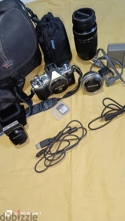 اوليمبوس E-M10 بعدستين وفلاش وشنطة"