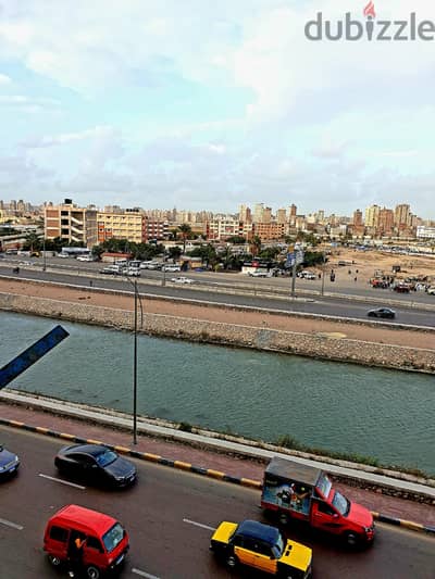 شقة للأيجار مساحتها مائة وعشرة متر 3 غرف على ناصية وعلى المحور