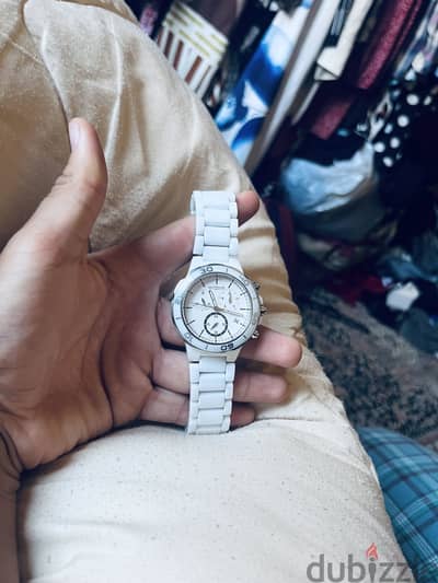 ساعه لونها ابيض صنع فى باريس