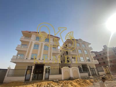 شقه 150م دور متكرر بحري معاها جراج ومخزن فيو مفتوح علي شارع تاني نمره من شارع رئيسي امام قطاميه كريكس