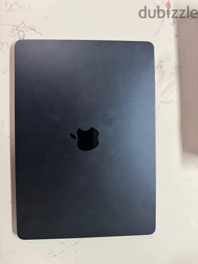 MacBook Air M2 موديل 2022 مقاس 13.6 بوصة، استخدام خفيف وحالته ممتازة.