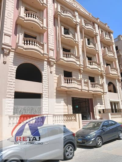شقة للبيع في كمبوند الاشرافية في المستثمرين الشمالية التجمع الخامس استلام فوري بتسهيلات وحصة بالجراج - يوجد اسانسير في - لوكيشن مميز.                .