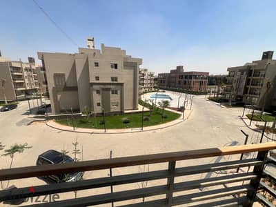 شقه 215م في كمبوند فلورز بارك التجمع الخامس عند الجامعة الامريكيه 90الجنوبي