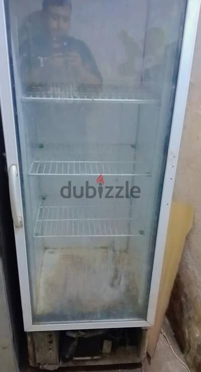 تلاجة باب زجاج بحالة جيدة