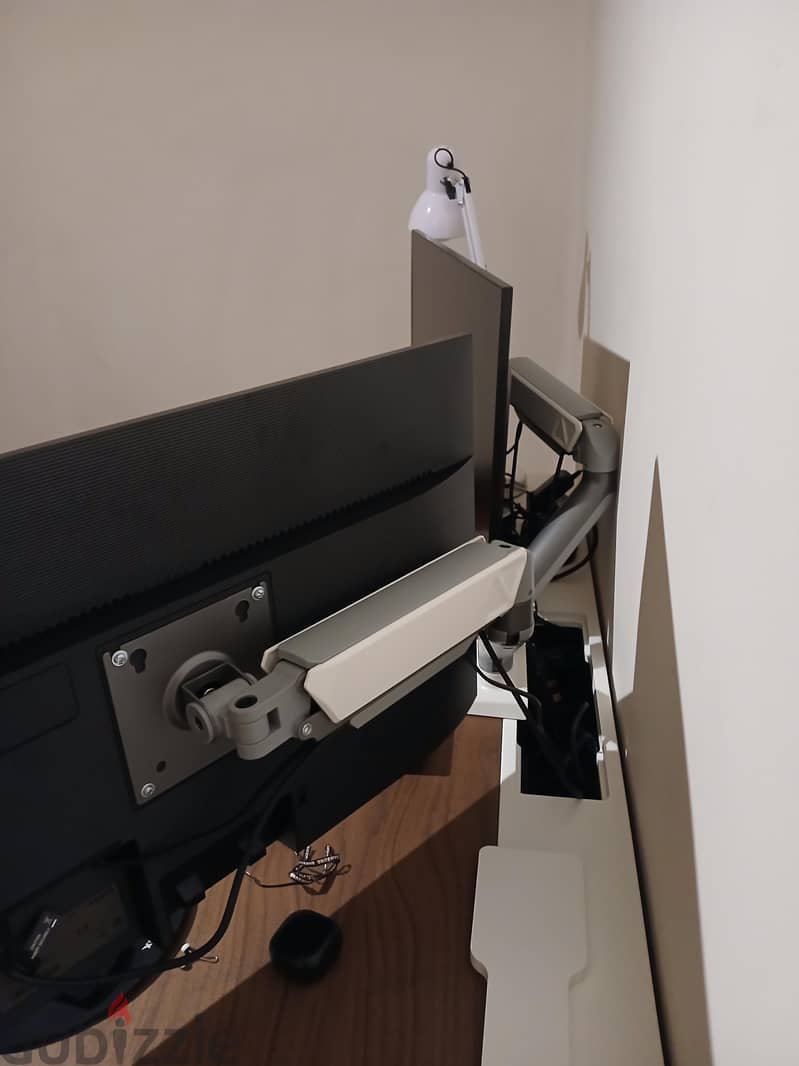 2 Samsung essential 27" monitors 1