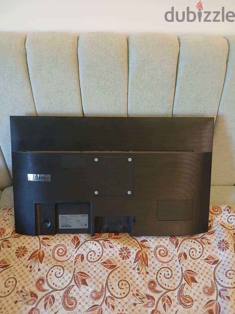 2 Samsung essential 27" monitors 6