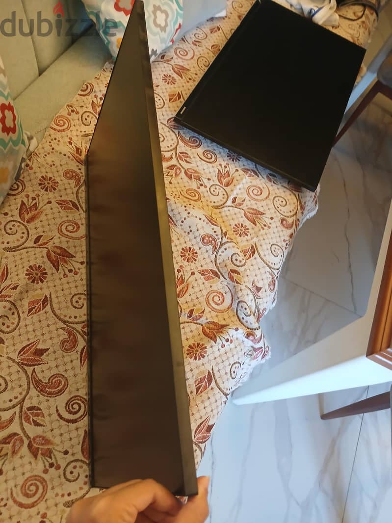 2 Samsung essential 27" monitors 8