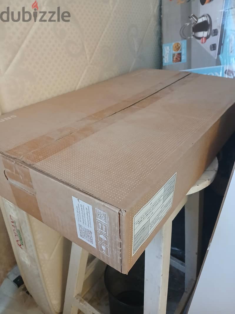 2 Samsung essential 27" monitors 11