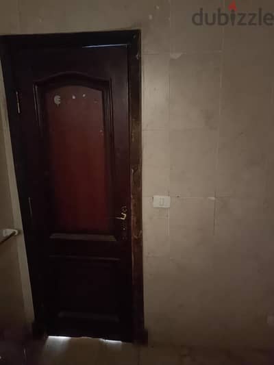 للبيع باب خشب