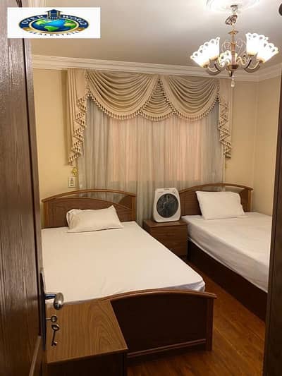 Furnished apartment for rent in Zahra Al-Maadi, section seven, consisting of two bedrooms, reception, bathroom, and fully air-conditioned kitchen, Wi-Fi, natural gas, fourth floor, elevator, upscale level.