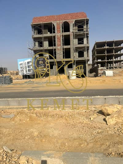 Ready to move! 210m apt + 150m garden in Beit Al-Watan, 5th District. Direct view zone, 5 mins from Clubs St. Total: 5.35M (includes garage & storage)