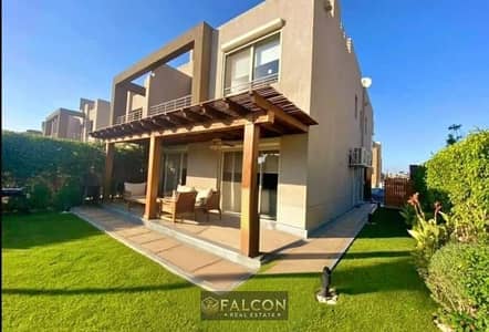 Villa with abig discount, prime location, 3 floors, luxury finish, open view, full privacy, Palm Hills New Cairo near Mountain View & Hyde park& AUC