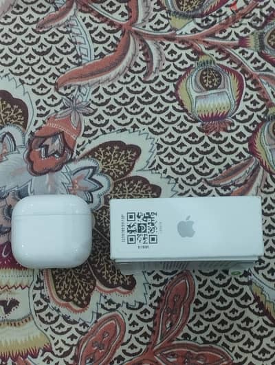 إير بادز 4 apple استخدام شهر بالكرتونه بحاله الجديد