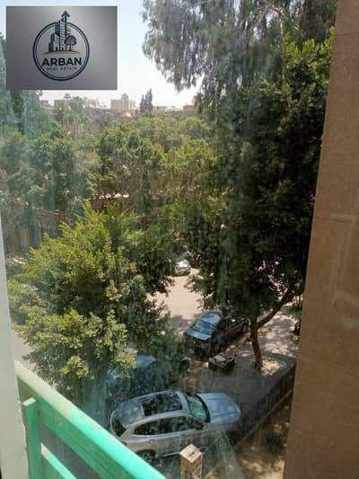 للإيجار شقة سوبر لوكس بالمطبخ في سرايات المعادي جانبي من شارع النادي خلف نادي المعادي و اليخت موقع مميز و راقي شارع رئيسي بجانب كل الخدمات و المواصلات