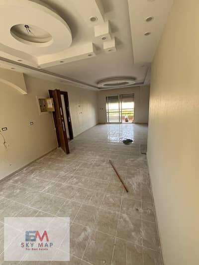 For rent in Madinaty (New Law contract) : A 143m² apartment in B6. It boasts a prime location—right next to the phase's amenities and South Park—and
