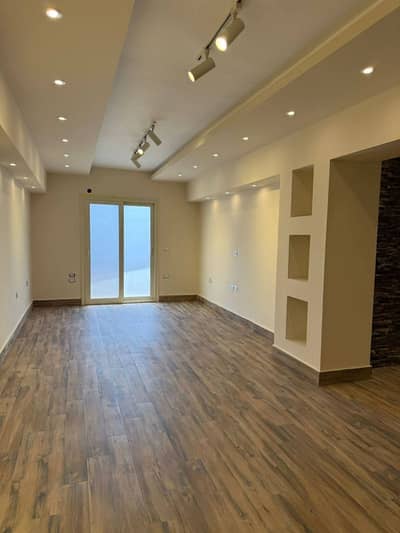 Apartment for sale in Sheikh Zayed, District 8 (Neighborhood 1): Modern finish, prime location, and a wonderful view.