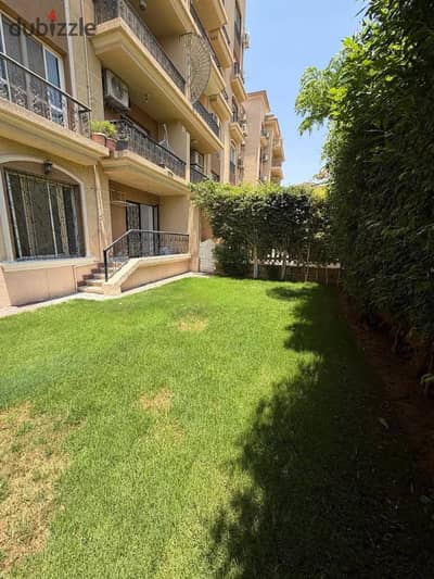 فرصه عظيمه للاستثمار او السكن الفاخر بنص السعر شقه دور أرضى 3 غرف بجاردن و مدخل خاص للبيع على طريق السويس امام مدينتى و بالقرب من باتيو لافيستا سعاده