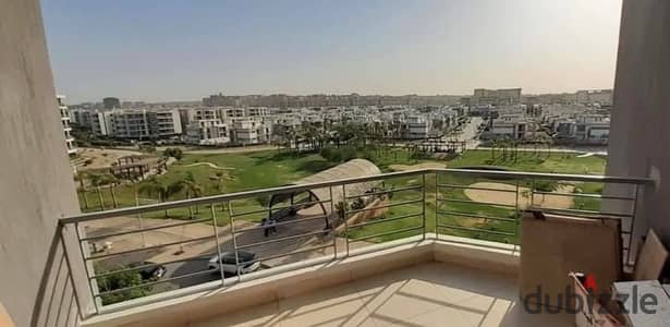 فرصه حقيقيه للاستثمار امتلك الان شقه واجهه أمامي ع جولف تاج سيتى غير مجروحه لوكيشن استثنائى دقايق من جالاريا سوان ليك سوديك بالقرب من أوبن اير مدينتى