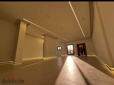 فرصه استثماريه حقيقيه ع طريق السويس مباشرة متاح شقه دور أرضى 3 غرف مع حديقه و مدخل خاص للبيع امام مدينتى و بالقرب من سعاده كريك تاون باتيو لافيستا