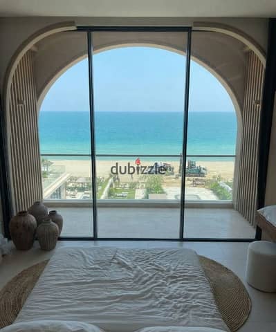 باقرب استلام وعلي بعد 200 م من البحر فرصة للاستثمار جاهز بالمطبخ و التكيفات وبالتقسيط للبيع في راس الحكمة الساحل الشمالي بالقرب من modon ومانتن فيو