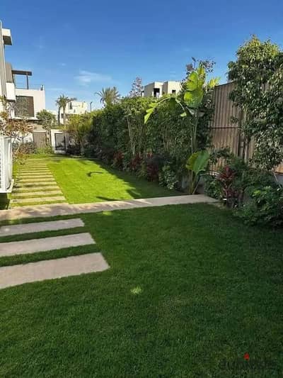 شقة ارضي بجاردن 318م و مدخل خاص هتقدر تستمتع فيو فتوح علي greenery بخصم فوري للبيع علي طريق السويس بالقرب AUC التجمع الخامس وابراج SPINE بجوار مدينتي