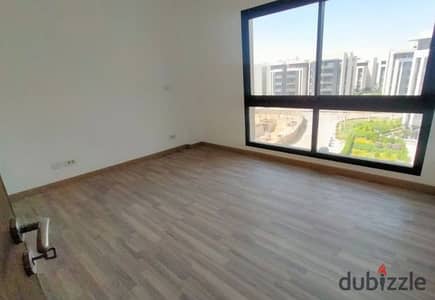 شقة 3 غرف بحري صريح كورنر علي فيو مباشرة علي gardens  للبيع علي طريق السويس مباشرة بالقرب من بوابات الشروق و كازا وبجوار مدينتي و ابراج the spine د