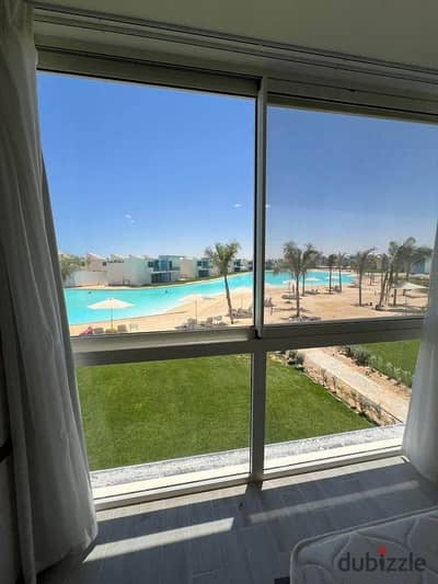 للبيع باطلاله خياليه لخليج راس الحكمه صف اول على Crystal Lagoon شاليه كامل التشطيب مع التكيفات جاهز للمعاينه بجوار مدن و Dose بالقرب من فوكاباى سولت