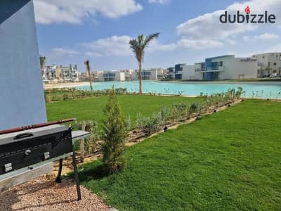 شالية غرفتين ارضي بجاردن صف اول فيو علي البحر و الاجون 9 سينين تقسيط متشطب بالكامل مع التكيفات في راس الحكمة الساحل الشمالي بالقرب من سي شور للبيع