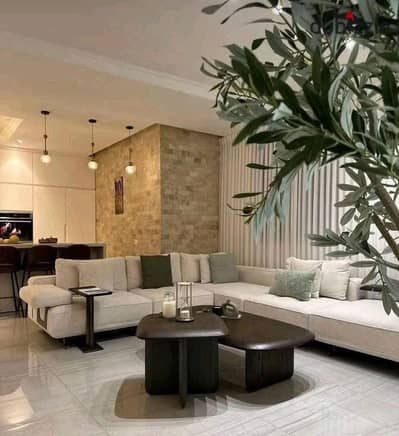 فيلا تاون هاوس كورنر 3 طوابق prime location بالتقسيط علي 12 سنة وبخصم مميز علي طريق السويس ومحور الامل بجوار بريفادوا وسراي وبالقرب من العاصمة للبيع