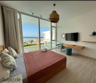 استلم شالية fully seaview تشطيب كامل و التكيفات والمطبخ بخصم 30 % من سعرة والباقي اقساط في الساحل الشمالي بالقرب من بلايا و تلال امواج للبيع