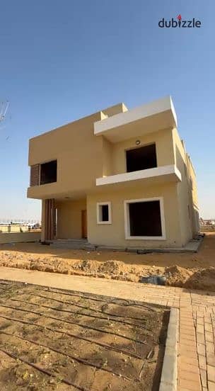قسط علي 12 سنة فيلا تاون هاوس 5 غرف corner فيو علي lake بخصم 50 % او تقسيط علي طريق السويس للبيع بالقرب من الرحاب و the spine ومانتن فيو وكريك تاون