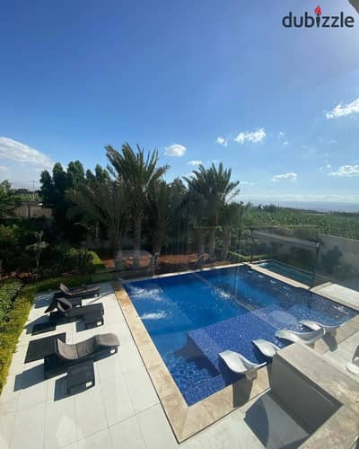 استلم فيلا تاون هاوي متشطبة + Private pool خاص بيها و قسط 15 سنة او خصم اكثر من 50 % من سعرها في طلالة علي طريق السويس مباشرة امام مدينتي وسراي للبيع