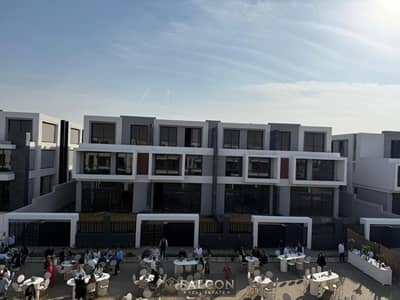 تاون هاوس كورنر بفيو رائع ع central park في لافيستا البايتو تاون lavista patio town التجمع الخامس  دايركت علي ال 90 الجنوبي امام الجامعة الامريكية AUC