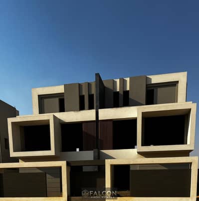 توين هاوس بفيو رائع علي central park في لافيستا البايتو تاون lavista patio town التجمع الخامس  دايركت علي ال 90 الجنوبي امام الجامعة الامريكية AUC