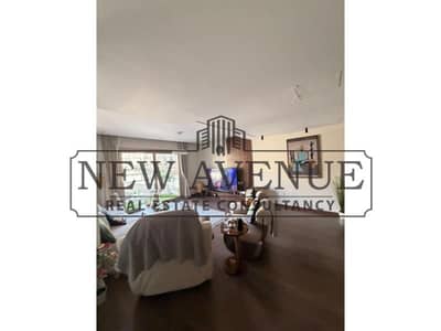 شقة متشطبة و مفروشة فرش فندقى مساحة كبيرة بتطل على النادى  فى جاليريا مون فالي Galleria Moon Valley - القاهره الجديده