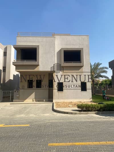 أقل سعر فيلا مستقلة للبيع في فيليدج جاردنز القطامية Village Gardens Katameya بموقع مميز جدا جاهزة للأستلام نصف تشطيب مباشرة علي مساحات خضراء