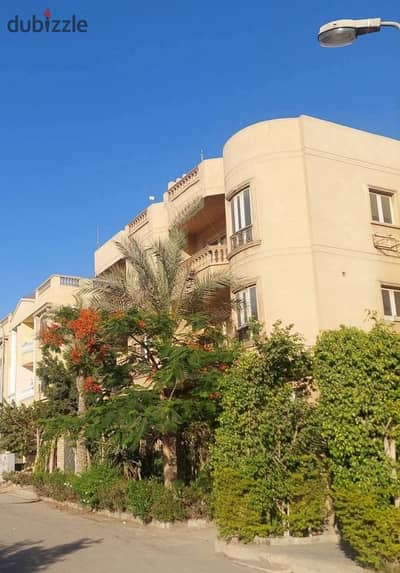 فيلا فاخرة مفروشة بالكامل للإيجار في الحي الثالث 570 متر 6 غرف