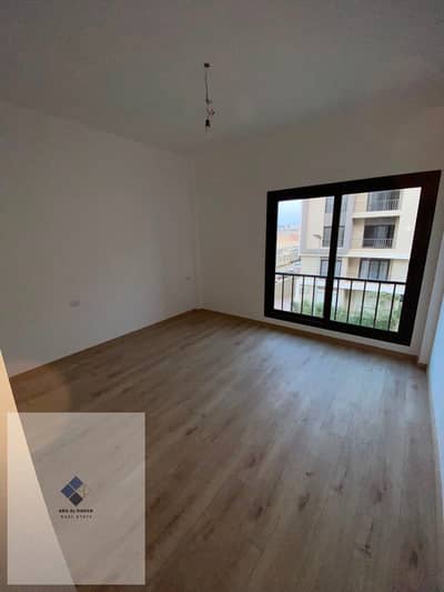 Apartment for rent in Fifth Square Compound, New Cairo. First occupancy, 150 square meters, second floor, 3 bedrooms and 3 bathrooms. New electricity meter and a new unit ready for habitation.