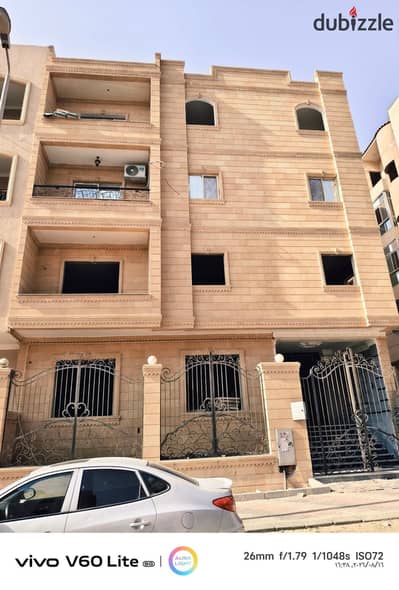 لمحبي الدور الارضي في افضل لوكيشن المستثمرين الجنوبيه عائلي 1 قريبه من محور جمال عبد الناصر العمارة ساكنه